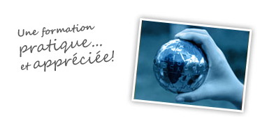 photo noir / blanc, filtre bleuté : une main tient un petit globe terrestre en métal. « Une formation pratique et appréciée !»