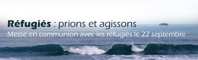 Bannière web : véritable photo de la mer ; grande vague d'eau ; petit bateau de réfugié au loin.