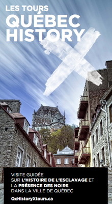 Image tirée du dépliant de Québec History X : photo vue du bas du quartier historique en montant vers le Château Frontenac. Le ciel a des rayures blanches et un gros X blanc.