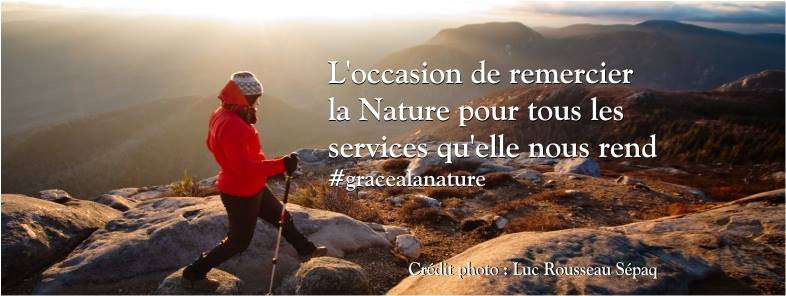 Bannière : photo au-haut de montagnes brunes et blanches, les sommets arrondis par le temps.  Une jeune femme portant une veste rouge et une tuque marche sur un sommet, avec une canne en appui. L'occasion de remercier la Nature pour tous les services qu'elle nous rend. #gracealanature  Photographe : Luc Rousseau pour la SÉPAQ.