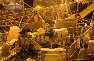 Photo vue de haut de la barricade qui s'étend comme une toile dans une grande salle.