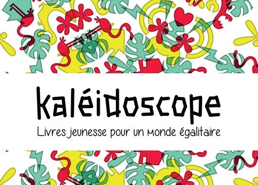 Kaléidoscope - Livres jeunesse pour un monde égalitaire. Sur fond de dessins de fleurs, de coeurs, d'oiseaux, agencés dans quatre directions de manière symétrique (comme un kaléidoscope).