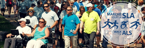 Bannière web : photo d'une marche pour la SLA. Deux personnes en fauteille roulant et bon nombre de gens vêtus pour l'été. Logo de la marche : formes bleues de trois coureurs et une chaise roulante se déplaçant vers la droite.