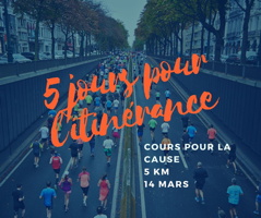 Affichette sur fond d'une photo de coureurs/coureuses l'été sur un boulevard sous le niveau du sol, entouré d'arbres verts. 5 jours pour l'itinérance - Course pour la cause - 5 km - 14 mars.