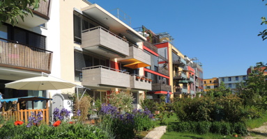 Photo des arrières-cours de blocs appartement à trois étages avec beaucoup de jardins et ce verdure.