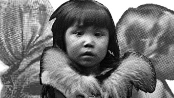 Photo : découpure d'une photo d'une jeune fille inuït. Derrière elle, profil de deux autres personnes en photo plus grise et pâle.
