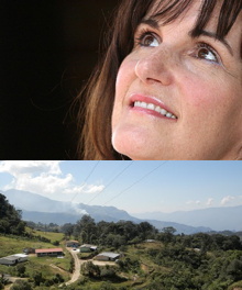 Visage de Joan Bluteau regardant vers le ciel ; yeux bruns, cheveux brun-roux, taches de rousseur, souriante. Dessous, une photo de Los Ranchos dans San Marcos au Honduras, soit six maisons réparties autour d'une route dans une zone verte.