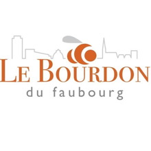 Logo sur carré blanc : Le Bourdon du faubourge, en lettres orange caramel. Demi-lune en triple. Ligne au-dessus représentant des toits et pignons, notamment le Complexe G, l'église, etc. 