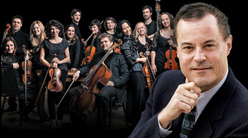 Photo officielle des Violons du Roy, soit environ 12 membres, surtout des femmes. Portrait superposé vers l'avant de M. C-P David : il se tient de le menton et regarde directement la caméra.