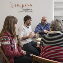 Photo : quatre personnes discutent au bord du café Tempéra Québecor. Une jeune femme, une femme plus âgée, un jeune homme et un plus âgé.