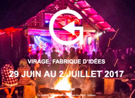 Affichette sur fond d'une photo de nuit (filtre mauve) d'une foule à l'extérieur devant une scène qui est une cabane en bois ronds. Feu de camp derrière la foule.