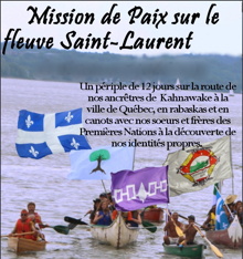 Affiche : cinq canoës ou rabaskas se dirigent vers vous. Environ deux personnes par embarcation. Chacune a levé un drapeau de plusieurs nations, dont le Québec et le drapeau de La Famille (dessin d'un arbre).