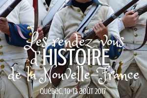 Affichette sur fond d'une photo d'un régiment français d'époque, en ligne, armant le marteau de leurs fusils. On voit seulement leur torse et le haut de leurs jambes. Uniforme beige, aux manches et cols bleus. - Québec, 10-13 août 2017.