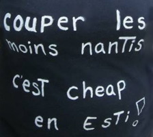 Sur fond noir d'un t-shirt « couper les moins nantis, c'est cheap en esti ! ».