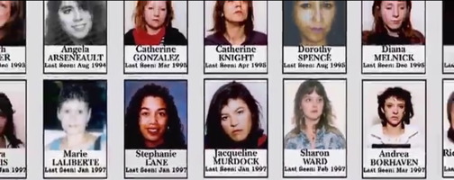 De nombreux petits portraits des femmes disparues avec leur nom et leur date de disparition...