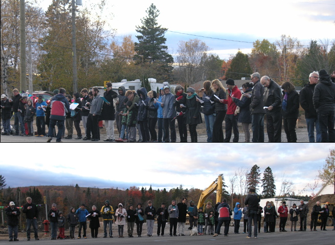 Deux photos de la chaîne humaine : on voit environ 40 personnes par photo, côte-à-côte, de divers âges, le long de la route. Derrière, des arbres aux couleurs de l'automne. Il y a un pelle mécanique de construction derrière un des groupes.