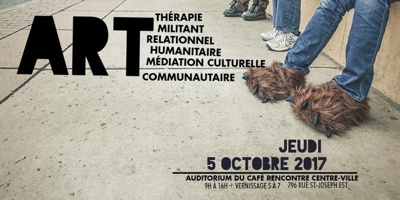 Affichette : vue sur un trottoir de ciment ; trois paires de jambes, portant des jeans, mais le plus près porte d'énormes pantoufles de style ours à fausses griffes. « ART thérapie militant relationnel humanitaire médiation culturelle communautaire.