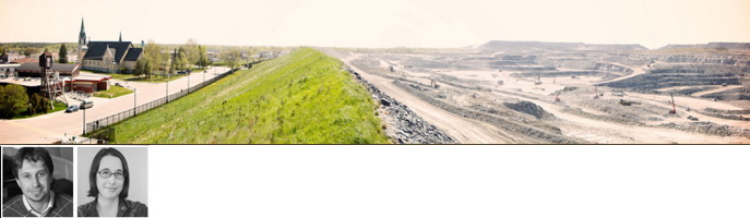 Bannière thématique : photo panoramique, à gauche, une petit village avec ue église, au centre un terrain vert, et à droite, une zone déforestée et une mine à ciel ouvert. Dessus : deux mini-portraits des conférenciers.