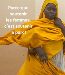 Photo d'une femme africaine, se protégeant du vent avec une grande cape jaune-orange. « Parce que soutenir les femmes, c'est soutenir la paix ! »