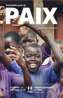 Affiche pour 2018 sur fond d'une photo d'une dizaine de jeunes Africains souriants, les bras levés, devant la caméra. Ensemble pour la PAIX. Carême de partage 2018 - Développement et Paix - Caritas Canada.