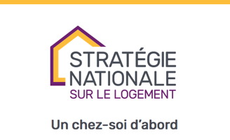 Logo : une ligne mauve et une ligne jaune-orange ensembles forment une maison derrière les mots « Stratégie nationale sur le logement ». « Un chez-soi d'abord ».