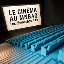 Affichette : on voit les beaux bancs bleus de la salle dans la noirceur. Une grande affiche blanche se lit « Le cinéma au MNBAQ Les dimanches 14 h ».