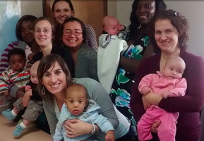 Photo réelle du groupe : sept mères, à diverses couleurs de peau et styles, avec plusieurs bébés.