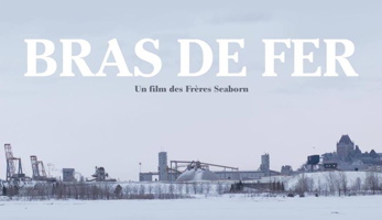 Photo d'affiche : grand ciel gris-bleu ; sur la glace et neige, des structures industrielles du port vues de loin, ainsi que le Château Frontenac. « Bras de fer ». « Un film des Frères Seaborn ».
