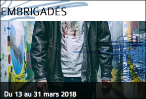 Affichette : sur fond de peinture style graffiti chaotique, on voit seulement le torse d'un jeune homme portant un t-short blanc avec une veste de cuir noir. EMBRIGADÉS du 13 au 31 mars 2018.