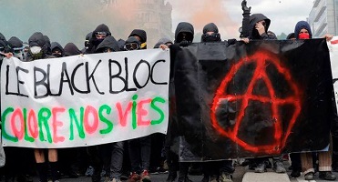 Deux photos de groupes de jeunes personnes vêtues en noir et cachant leur visage: un groupe tient une bannière blanche se lisant Le black bloc colore nos vies. L'autre une bannière noire avec un symbole anarchiste rouge vif.