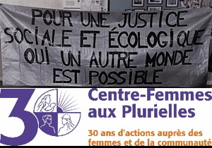 Photo et logo : photo d'une bannière argentée se lisant « Pour une justice sociale et écologique. Oui, un autre monde est possible ». Logo Centre-Femmes aux Plurielles - 30 ans d'actions auprès des femmes et de la communauté.