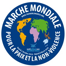 Logo : cercle bleu-mauve saturé avec dessin au centre des continents, en couleur différentes chacun. World March for Peace and Nonviolence.