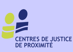 Logo des Centres de justice de proximité, sur fond mauve pâle : deux cercles et bases carrées côte-à-côte représentant deux individus, un jaune, l'autre bleu marin. 