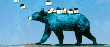 Image : un ours bleu sur fond bleu ciel marche vers la gauche. Sur son dos, il transporte des dizaine de maisons humaines.