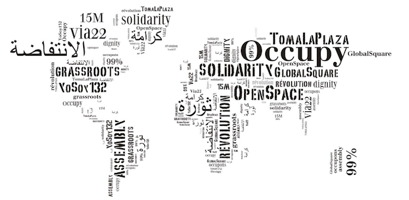 Carte du monde, mais dessinée uniquement à partir de mots écrits, horitontaux et verticaux. Les mots nomment des mouvements sociaux et des concepts : Occupy TomalaPlaza Grassroots 15M Via22 Assembly et des mots d'autres langues.