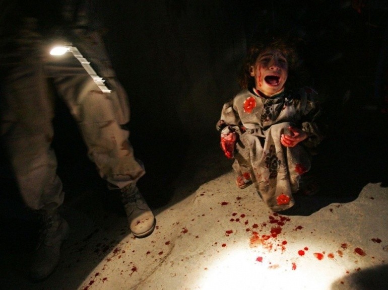 Une petite Irakienne pleure après la mort de ses parents, tués par des soldats américains à la suite d'un contrôle s'étant mal déroulé, en 2005 à Tall Afar. - Photo par le regretté Chris Hondros.
