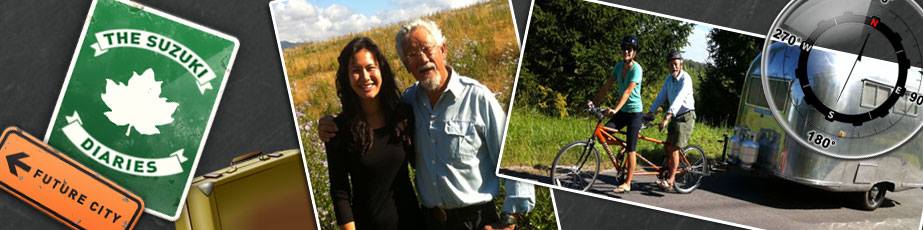 Bannière : deux photos tirées du film. David Suzuki et sa fille devant un champ sauvage. Autre photo : les deux sur un vélo à deux places tirant une petite roulotte de camping en métai argenté. Un petit écriteau dit Future City. Dessin aussi d'une boussole.