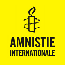 Logo sur fond jaune d'Amnistie internationale - AI. Dessin d'une chandelle entourée d'un fil de barbelé.