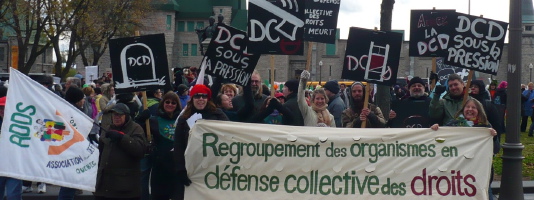 [Image: belle photo de membres des groupes tenant une bannière du Regroupement...