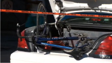 On voit le vélo placé dans le coffre arrière de l'auto-patrouille - vidéo de Radio-Canada