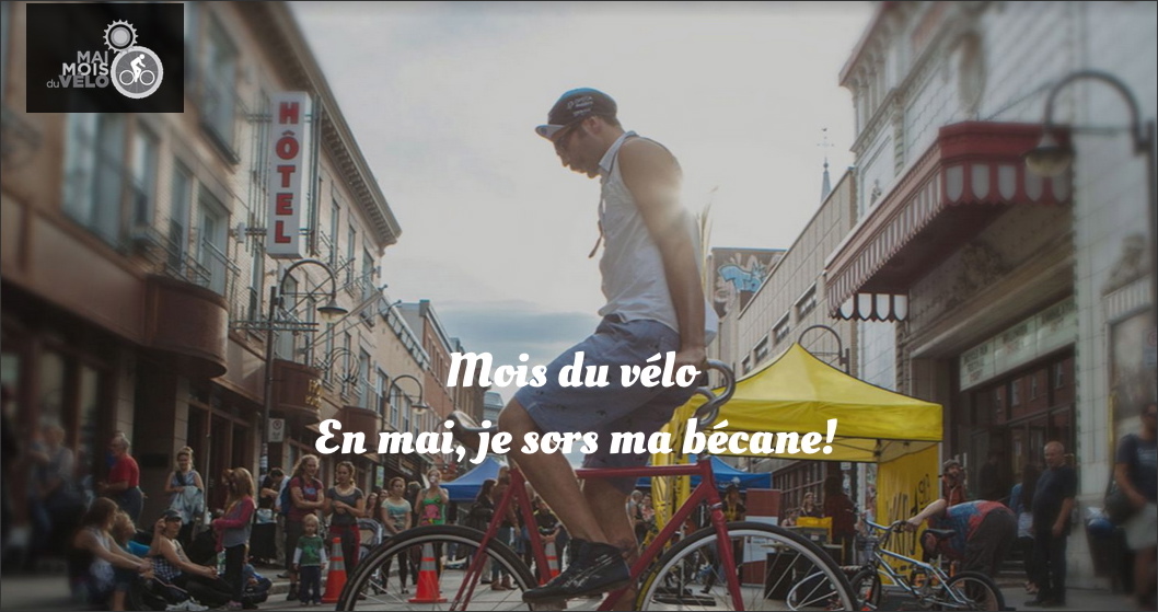Affichette : photo d'un homme l'été sur la rue St-Joseph se tenant en équilibre sur son vélo. La foule sur la rue regarde. C'est une fête de quartier, il fait soleil. Petit logo à gauche: Mai 2015 - Mois du vélo. Dessin simple d'un oleil et d'un vélo en blanc sur noir.