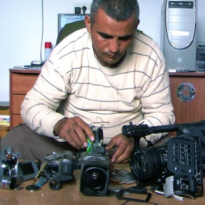 Emad Burnat, coréalisateur du film et ses cinq caméras brisées