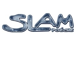 logo : le mot SLAM en gros et poésie. Lettrage large, ondulé et arrondi, avec une texte métallique grise.