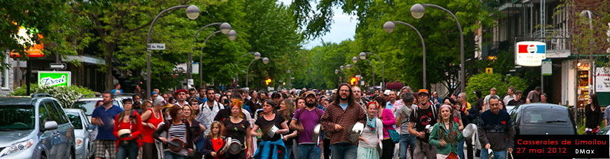 foule marchant sur la 3e Ave. de Limoilou vers vous: beaucoup d'adultes et d'enfants, casseroles à la main. Beaux arbres verts derrière.