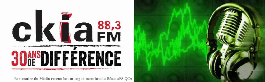 Bannière web : ckia 88,3 FM. 30 ans de différence. En petit au bas : Partenaire du Média reseauforum.org et membre du RéseauFS-QCA. Micro en métal de style ancien, surmonté d'écouteurs plus modernes. Derrière, des lignes digitales représentant les hauts et bas sonores.