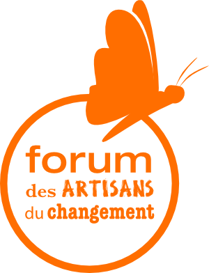 Logo: Un papillon traverse un cercle contenant les mots Forum des Artisans du Changement. Le tout est de couleur orange.
