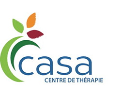 Logo : casa, centre de thérapie.  Le premier c est enrobé de deux lignes courbes vertes.  Trois petites feuilles ou pétales jailissent : verte, orange, rouge.