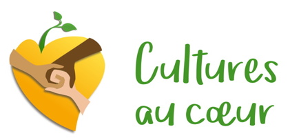 Logo Cultures au coeur : coeur jaune-orange ave une tige verte comme un fruit. À l'intérieur, trois mains se tiennent : une rosée, une brune et une beige.