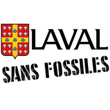 Logo : SANS FOSSILES, écrits en grandes lettres usées, sous l'emblème de l'université Laval, soit un écu orné d'une croix chargée de cinq coquilles et cantonné de 16 alérions sans bec ni pattes.