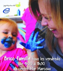 Affiche : photo d'une enfant la main et bouche couverte de « peinture » bleue, amusée. Sa mère aussi rigole.